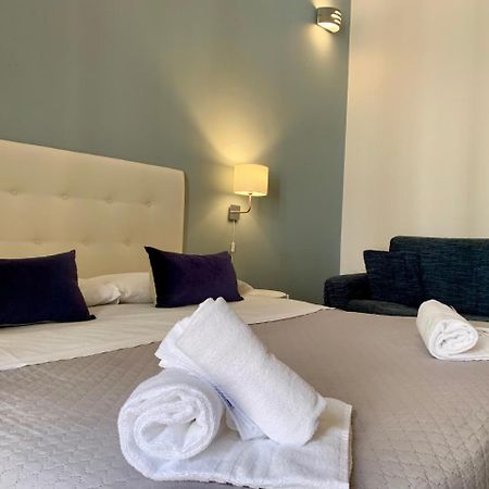 A Due Passi Dal Ponte Hotel Таранто Екстериор снимка