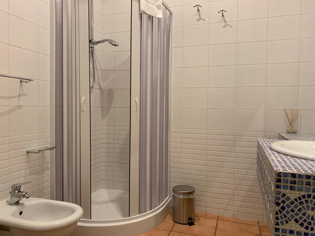 A Due Passi Dal Ponte Hotel Таранто Екстериор снимка