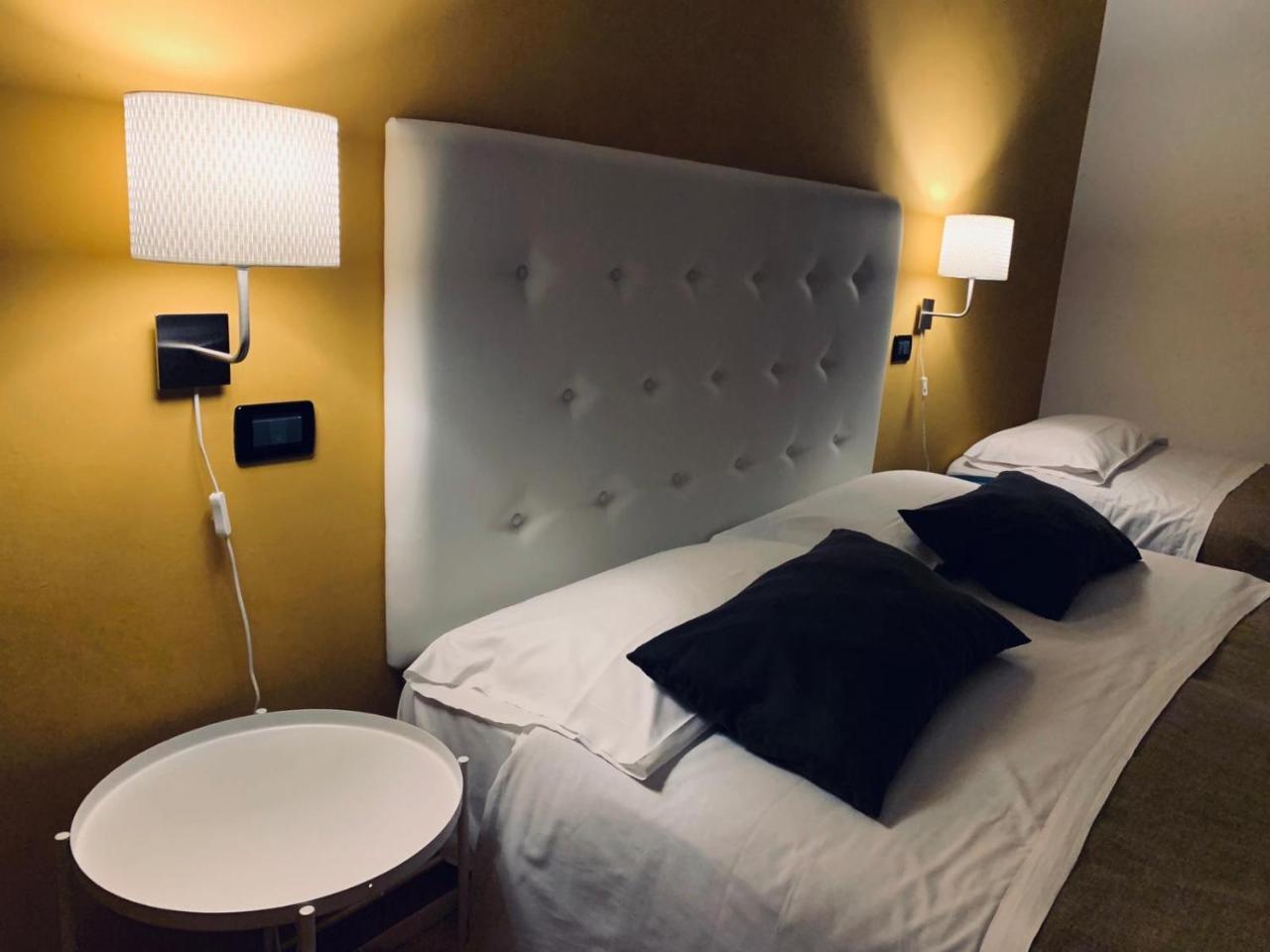 A Due Passi Dal Ponte Hotel Таранто Екстериор снимка