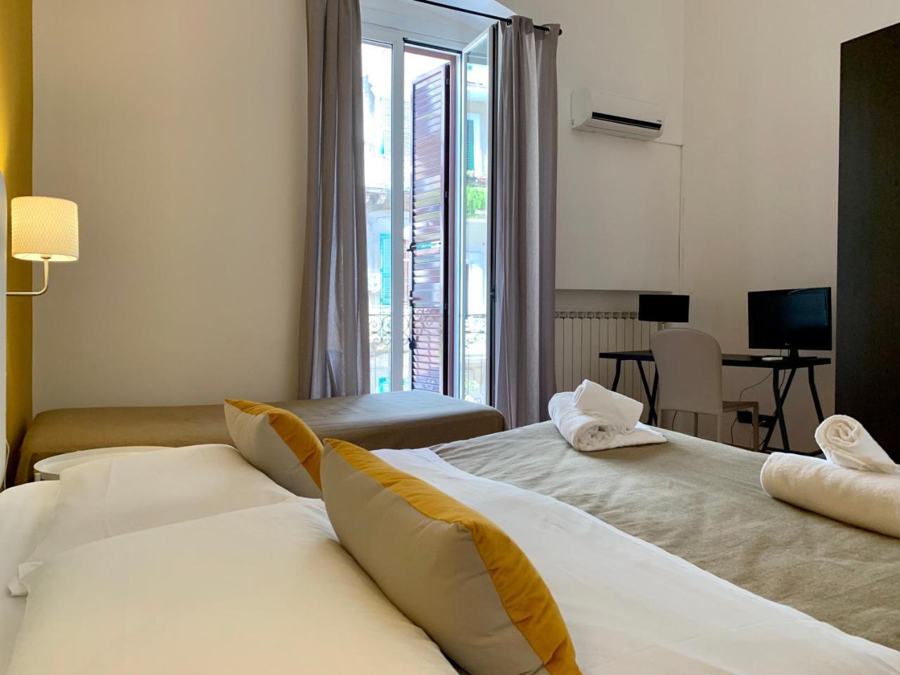 A Due Passi Dal Ponte Hotel Таранто Екстериор снимка