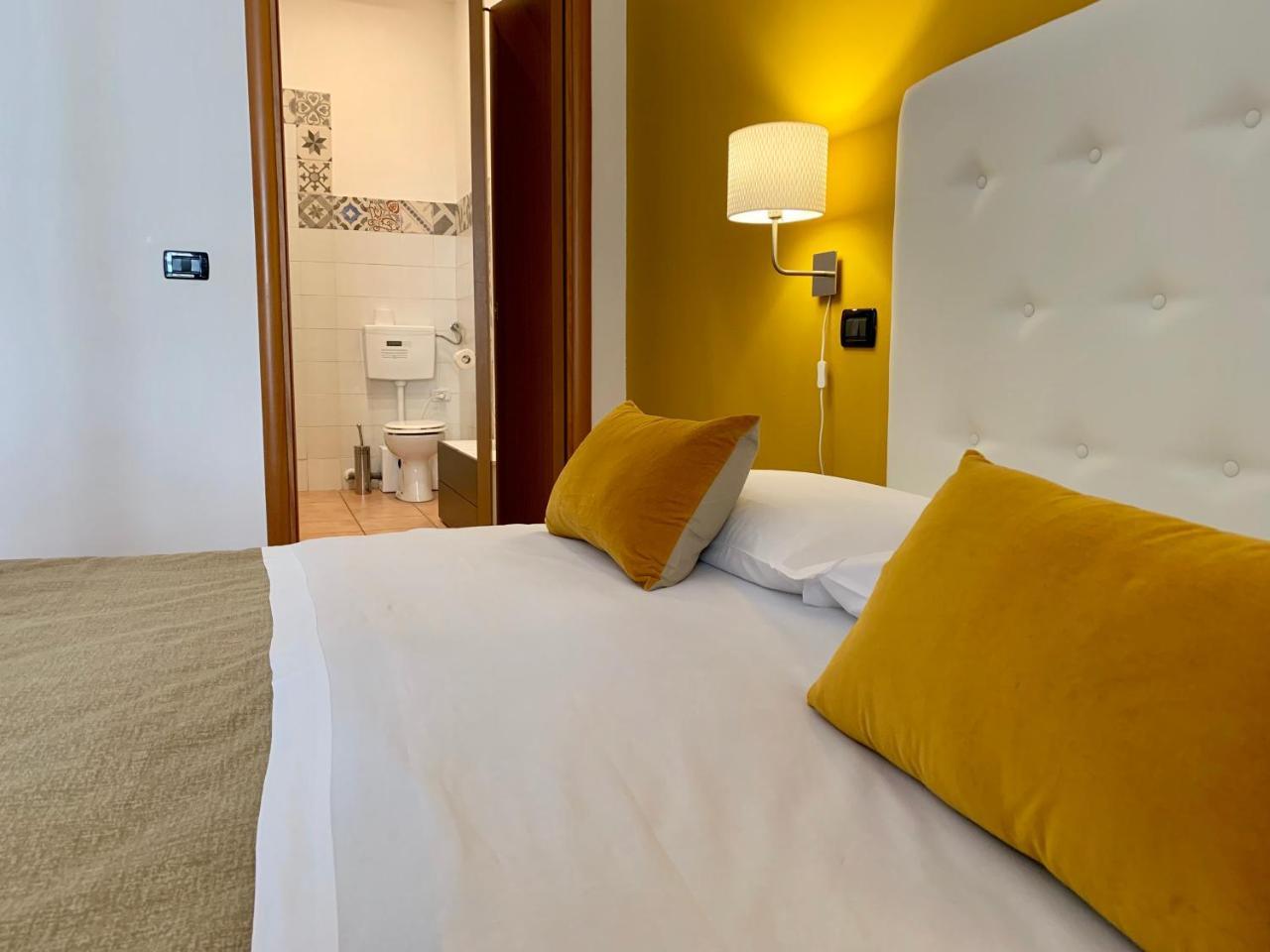 A Due Passi Dal Ponte Hotel Таранто Екстериор снимка