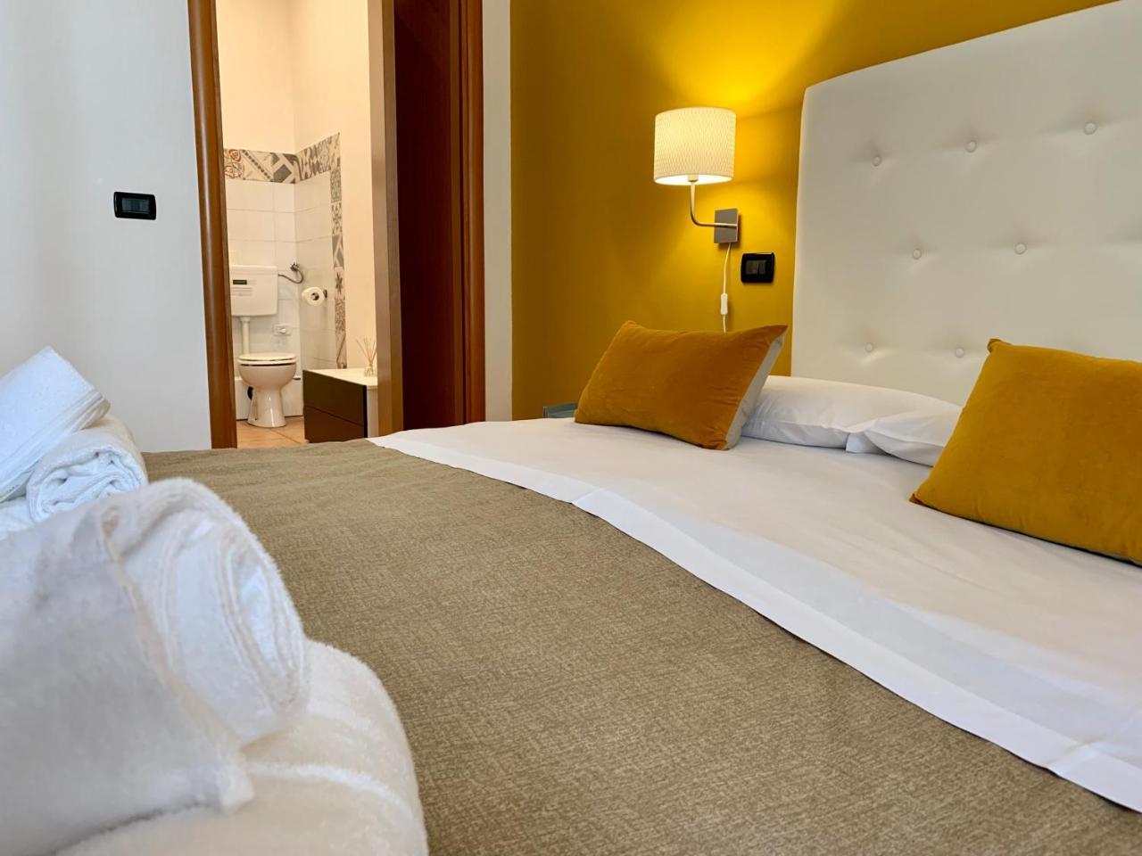 A Due Passi Dal Ponte Hotel Таранто Екстериор снимка